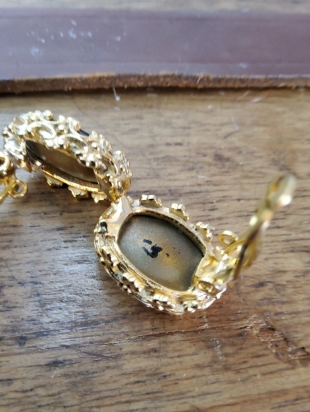Vintage Elsa Schiaparelli Clip- on earrings. - Picture 7 of 9